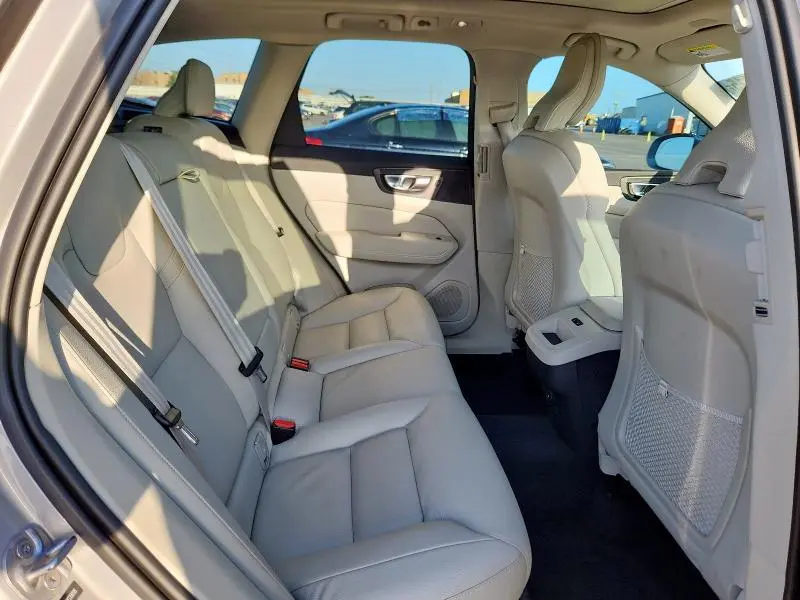 2022 VOLVO XC60 B5 MOMENTUM  