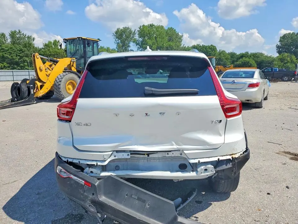 2021 VOLVO XC40 T5 MOMENTUM  