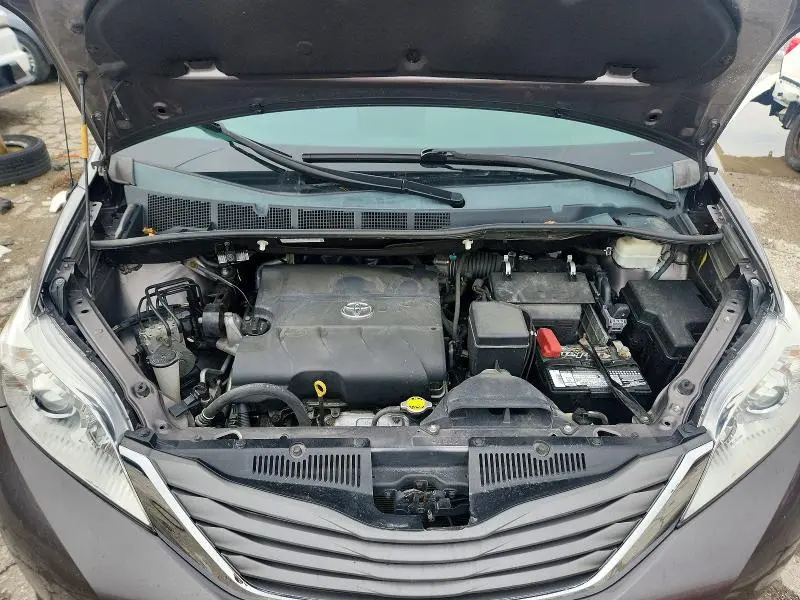 2013 TOYOTA SIENNA XLE 8-PASSENGER  