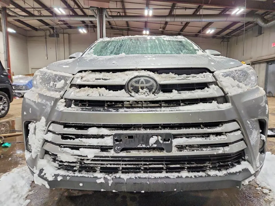 2017 TOYOTA HIGHLANDER SE  