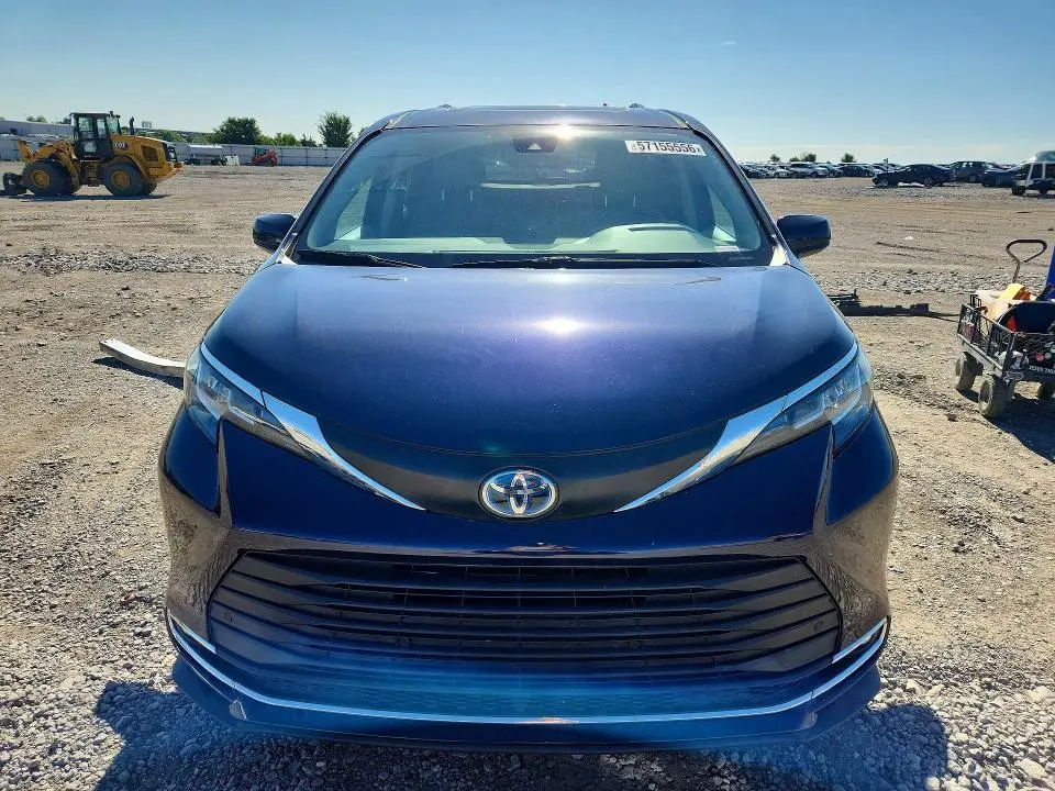 2023 TOYOTA SIENNA XLE  