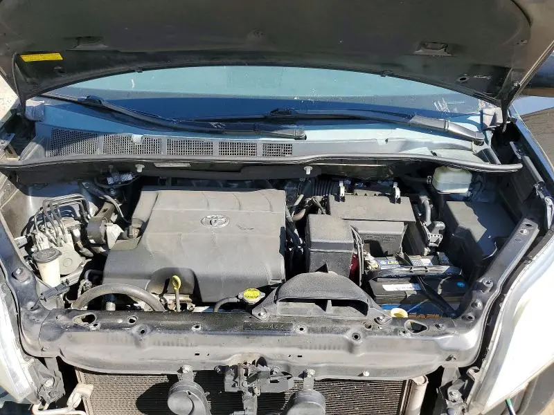 2013 TOYOTA SIENNA LE 8-PASSENGER  