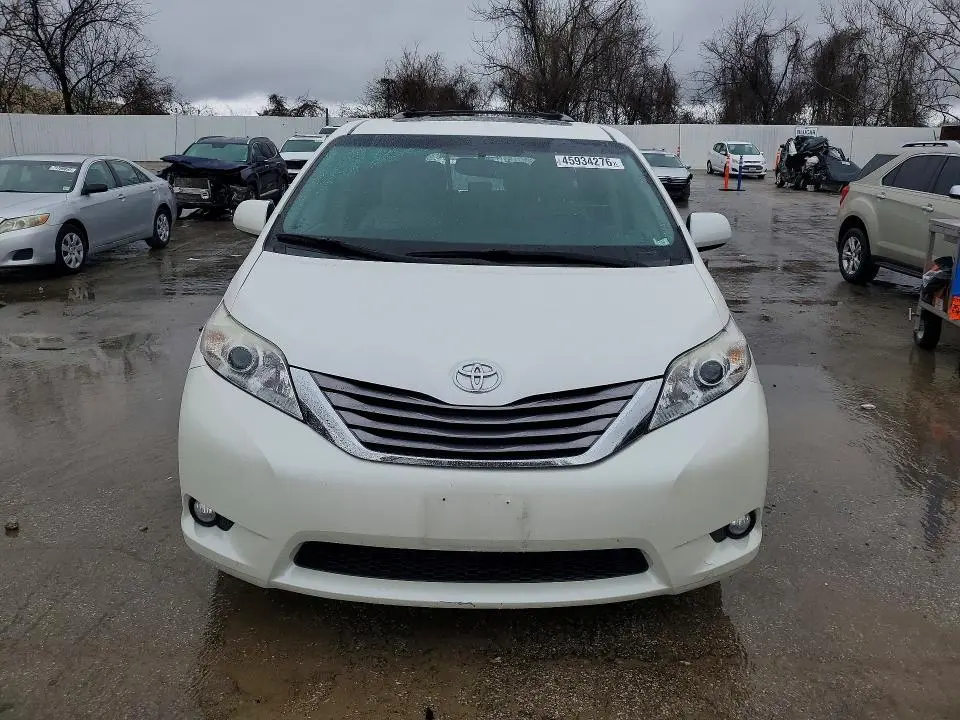 2016 TOYOTA SIENNA XLE PREMIUM 8-PASSENGER  