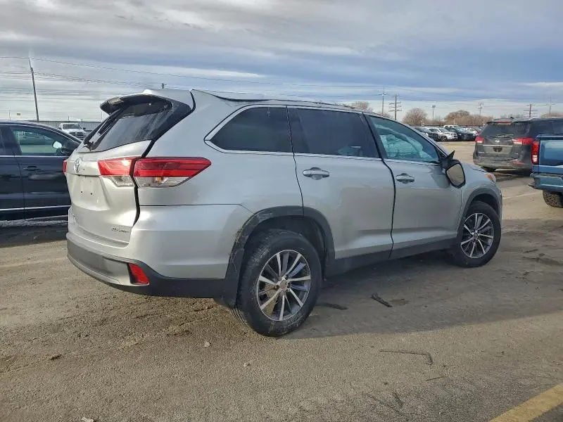 2019 TOYOTA HIGHLANDER SE  