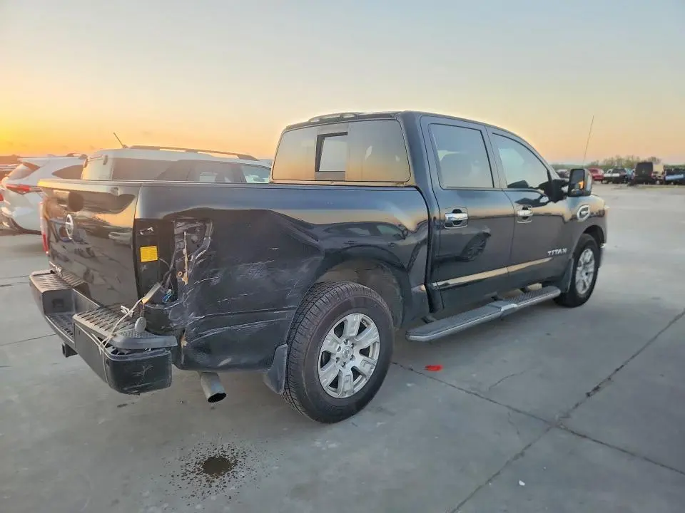 2017 NISSAN TITAN SV  
