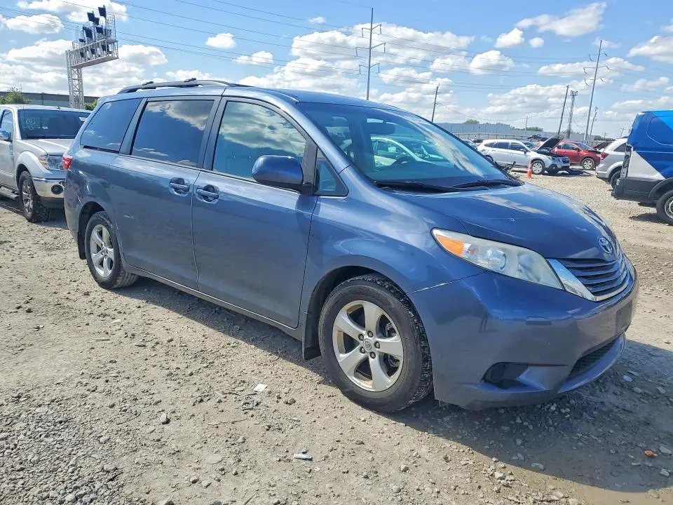 2017 TOYOTA SIENNA LE  
