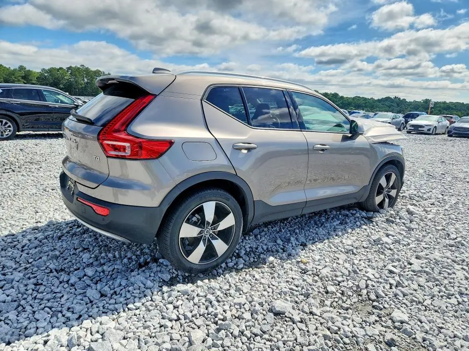 2022 VOLVO XC40 T4 MOMENTUM  