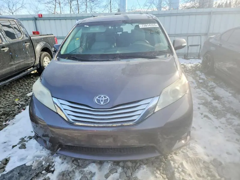 2013 TOYOTA SIENNA XLE  