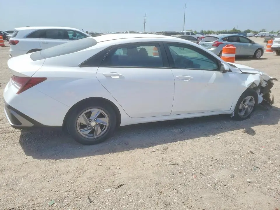 2024 HYUNDAI ELANTRA SE  