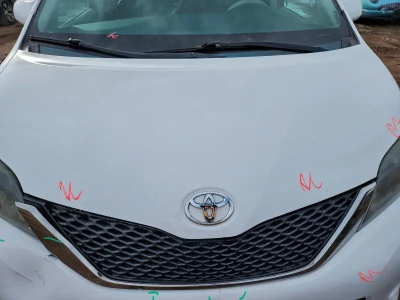 2014 TOYOTA SIENNA SE 8-PASSENGER  