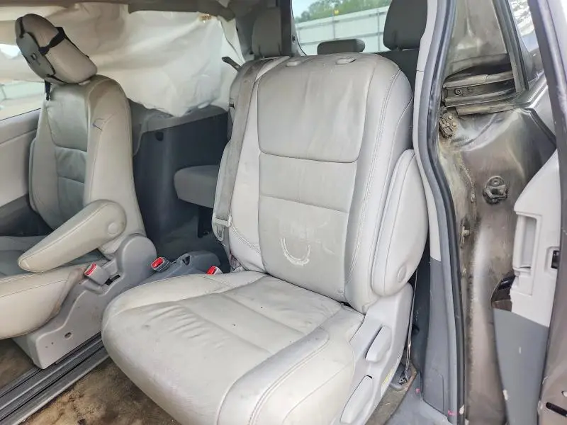 2018 TOYOTA SIENNA XLE 8-PASSENGER  