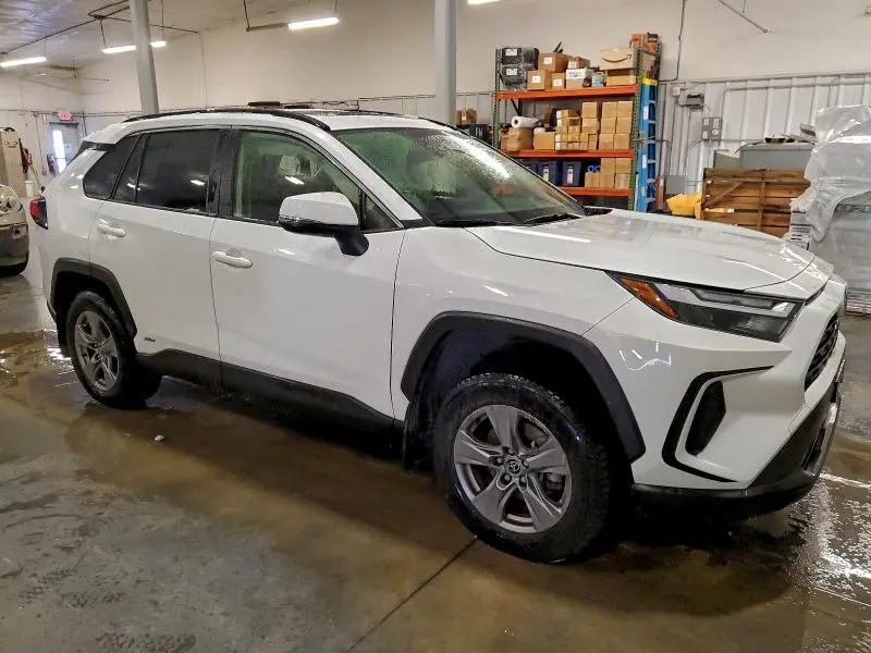 2022 TOYOTA RAV4 XLE  