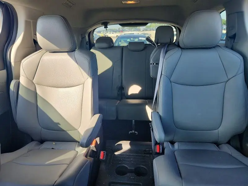 2022 TOYOTA SIENNA XLE  