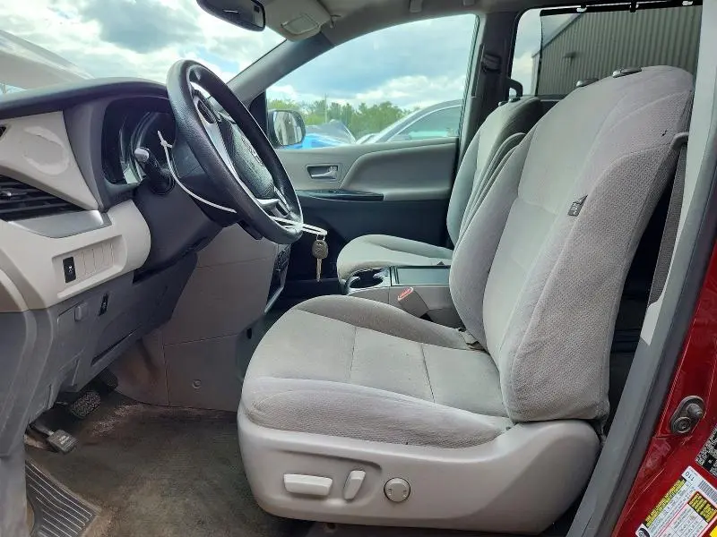 2016 TOYOTA SIENNA LE  