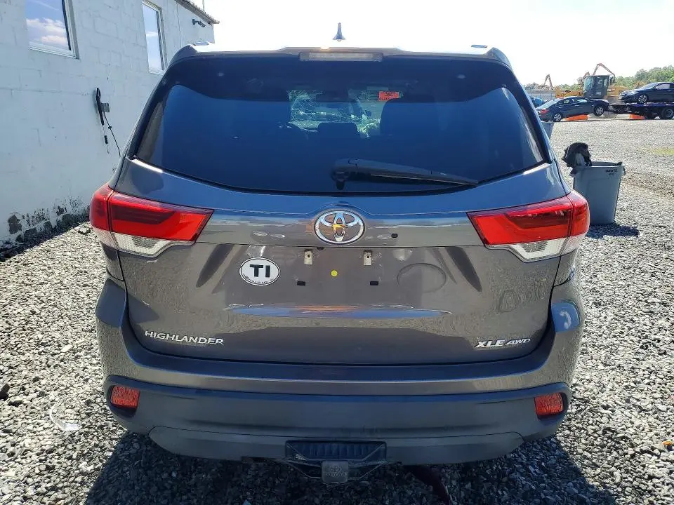 2019 TOYOTA HIGHLANDER XLE  