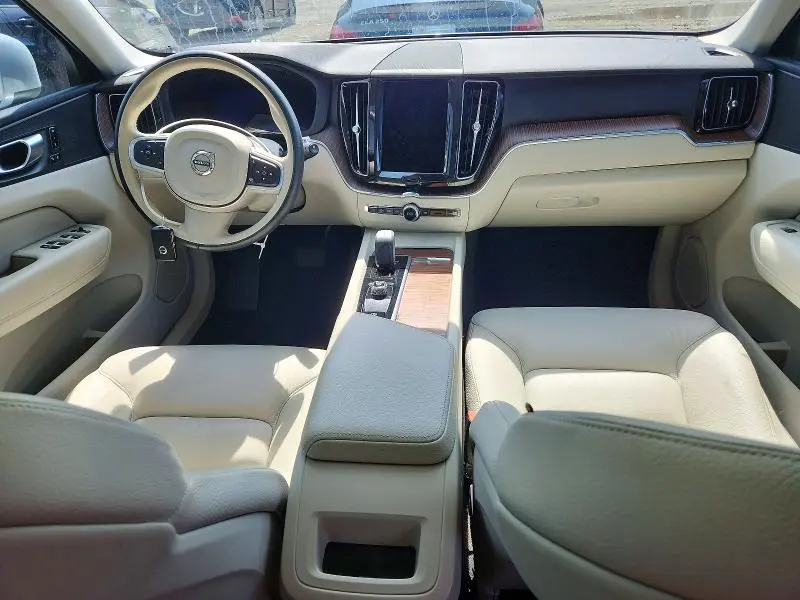 2022 VOLVO XC60 B5 MOMENTUM  