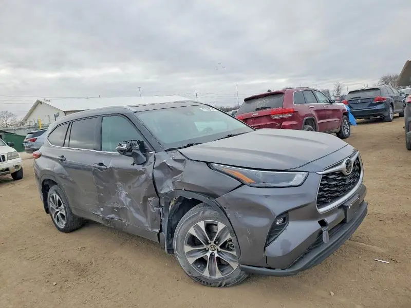 2022 TOYOTA HIGHLANDER XLE  