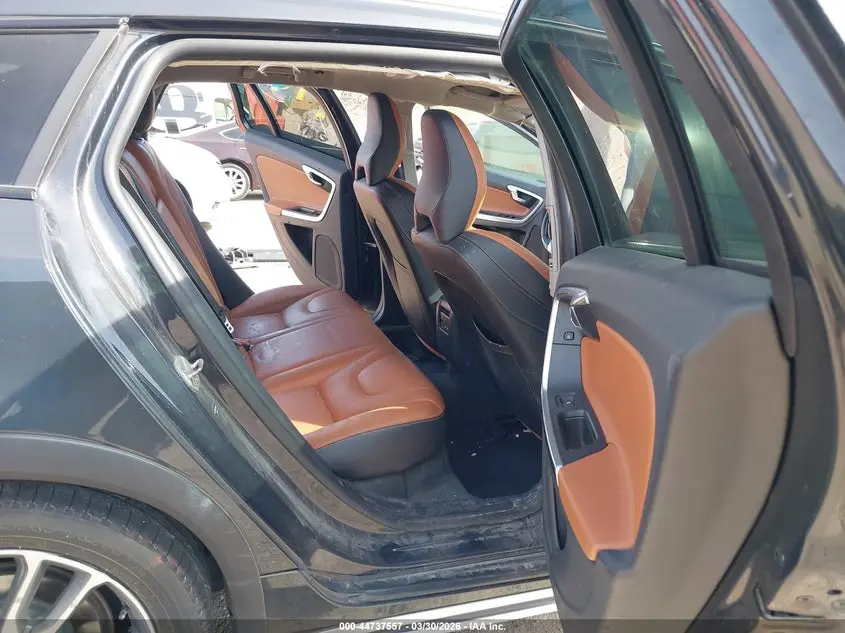 2015 VOLVO V60 CROSS COUNTRY T5 PLATINUM
