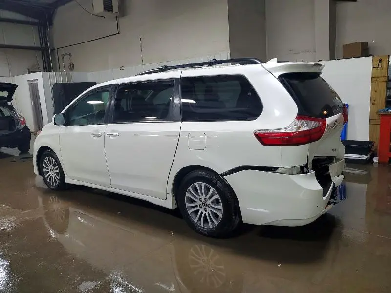 2019 TOYOTA SIENNA XLE  