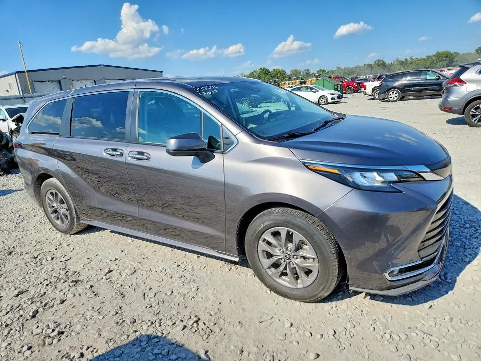 2023 TOYOTA SIENNA XLE  
