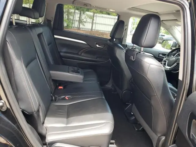 2019 TOYOTA HIGHLANDER SE  