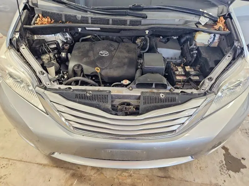 2017 TOYOTA SIENNA LE  