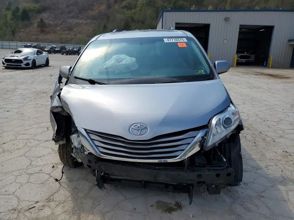 2017 TOYOTA SIENNA XLE 8-PASSENGER  