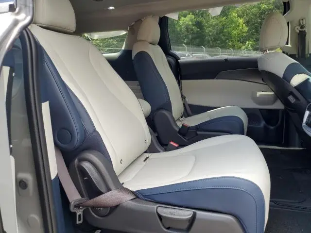 2025 KIA CARNIVAL SX  