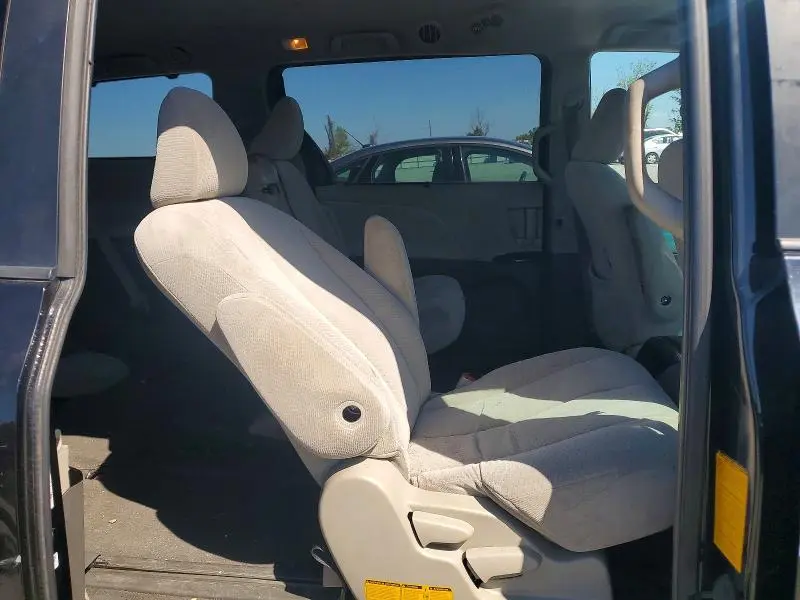 2011 TOYOTA SIENNA LE 8-PASSENGER  