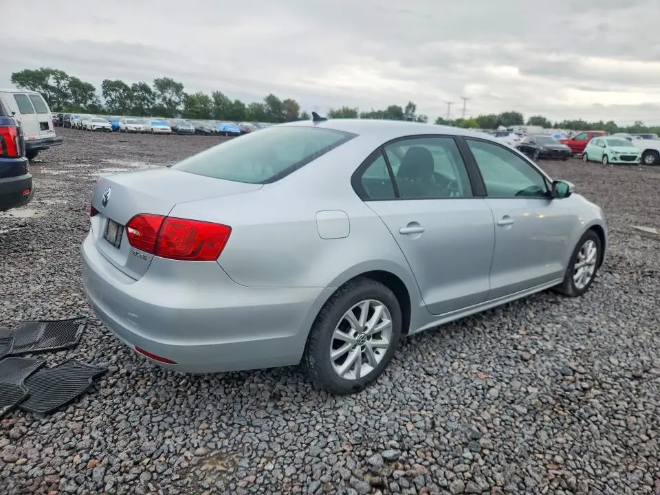 2011 VOLKSWAGEN JETTA SE  