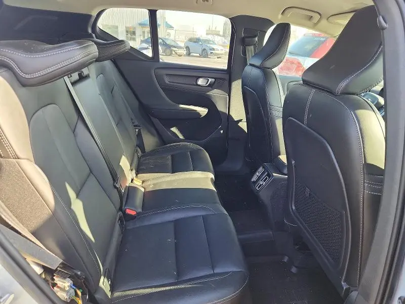 2021 VOLVO XC40 T5 MOMENTUM  