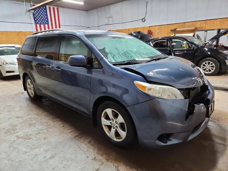 2015 TOYOTA SIENNA LE 8-PASSENGER  
