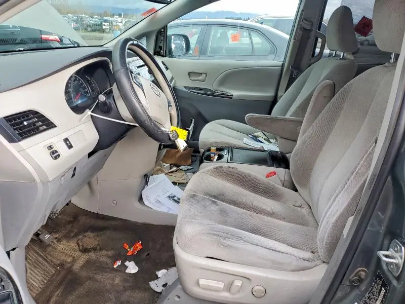 2013 TOYOTA SIENNA LE 8-PASSENGER  