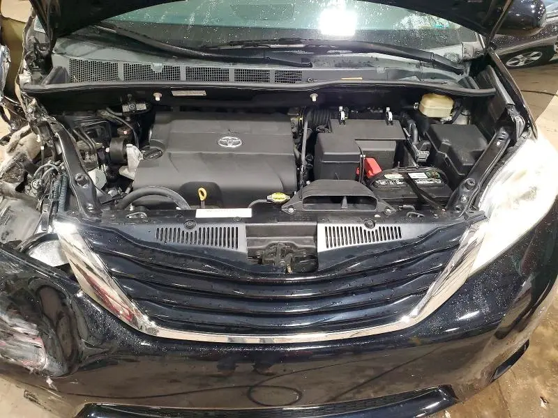 2015 TOYOTA SIENNA LE  