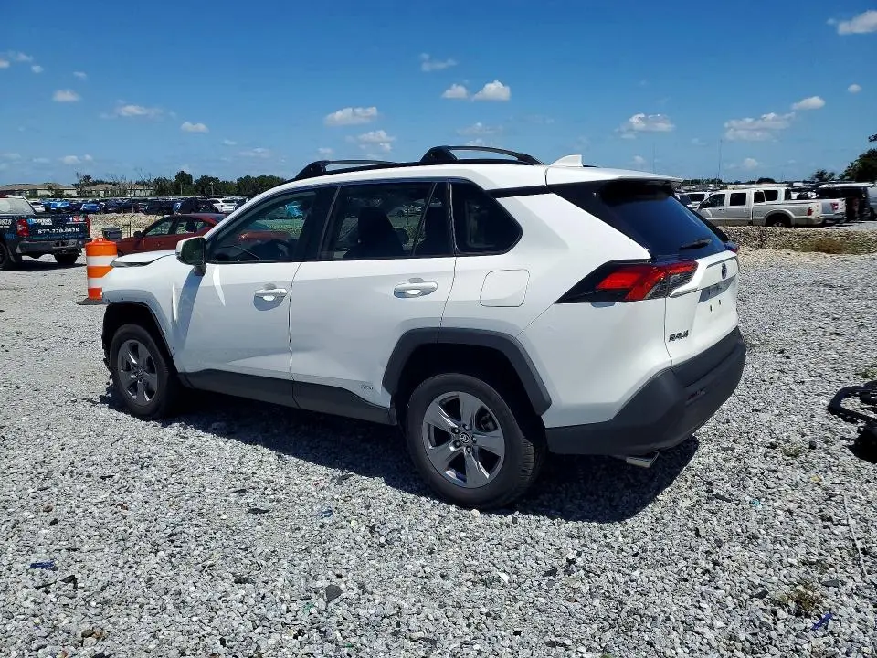 2022 TOYOTA RAV4 XLE  