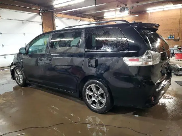 2019 TOYOTA SIENNA SE  