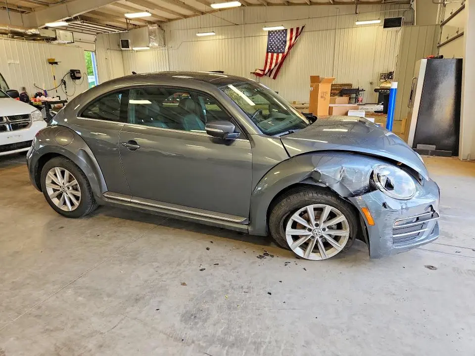 2018 VOLKSWAGEN BEETLE SE  
