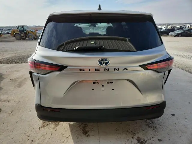 2021 TOYOTA SIENNA LE  