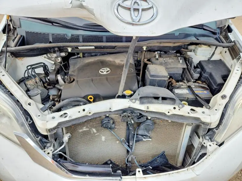 2012 TOYOTA SIENNA LE  