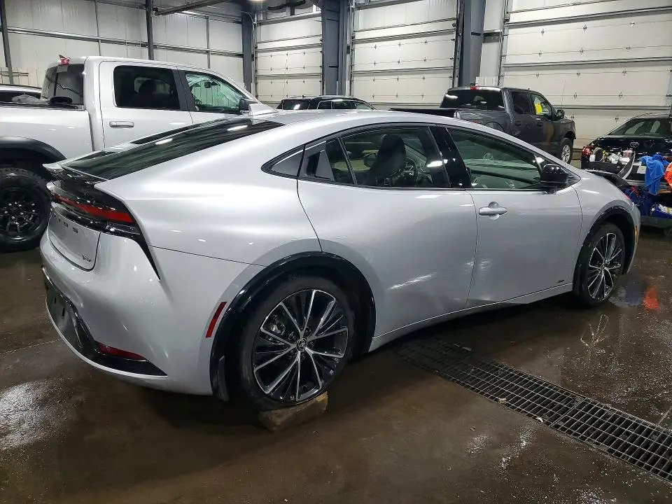 2025 TOYOTA PRIUS XLE  