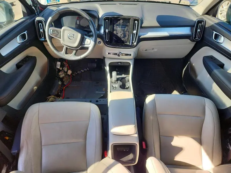 2020 VOLVO XC40 T5 MOMENTUM  