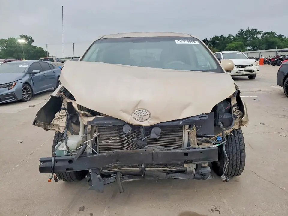 2013 TOYOTA SIENNA LE  
