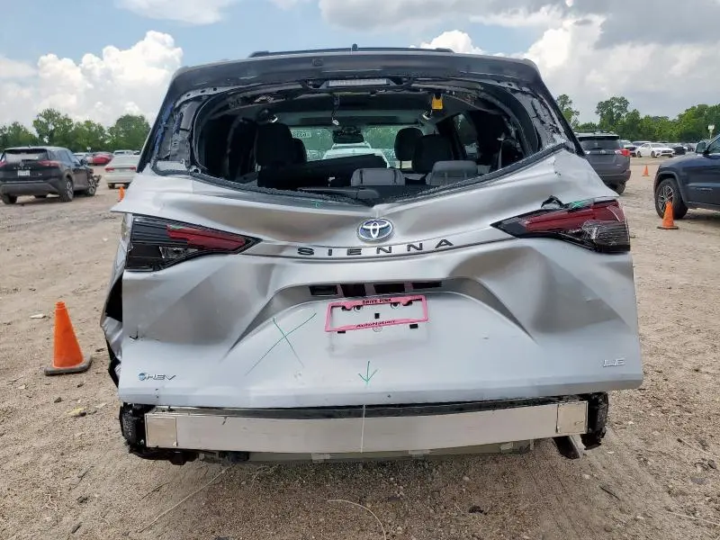 2025 TOYOTA SIENNA LE  