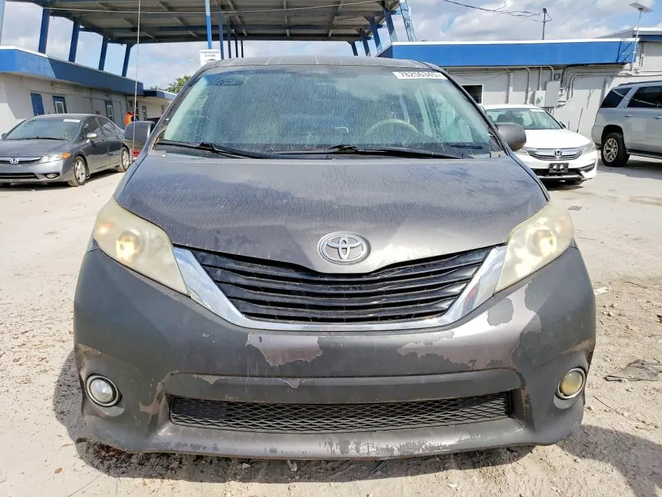 2014 TOYOTA SIENNA LE 8-PASSENGER  