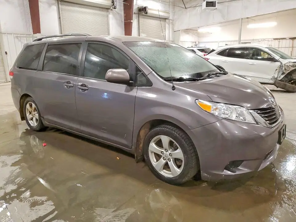 2013 TOYOTA SIENNA LE 8-PASSENGER  