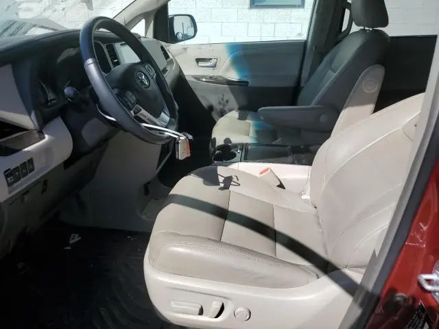 2017 TOYOTA SIENNA XLE  