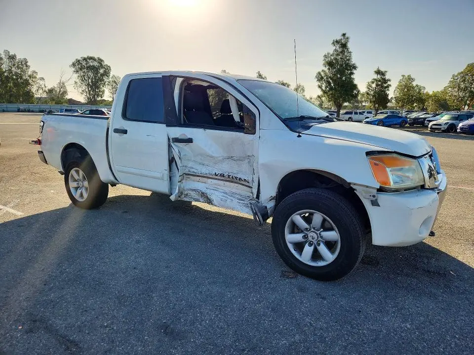2013 NISSAN TITAN SV  