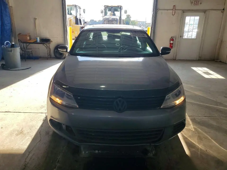 2011 VOLKSWAGEN JETTA SE  