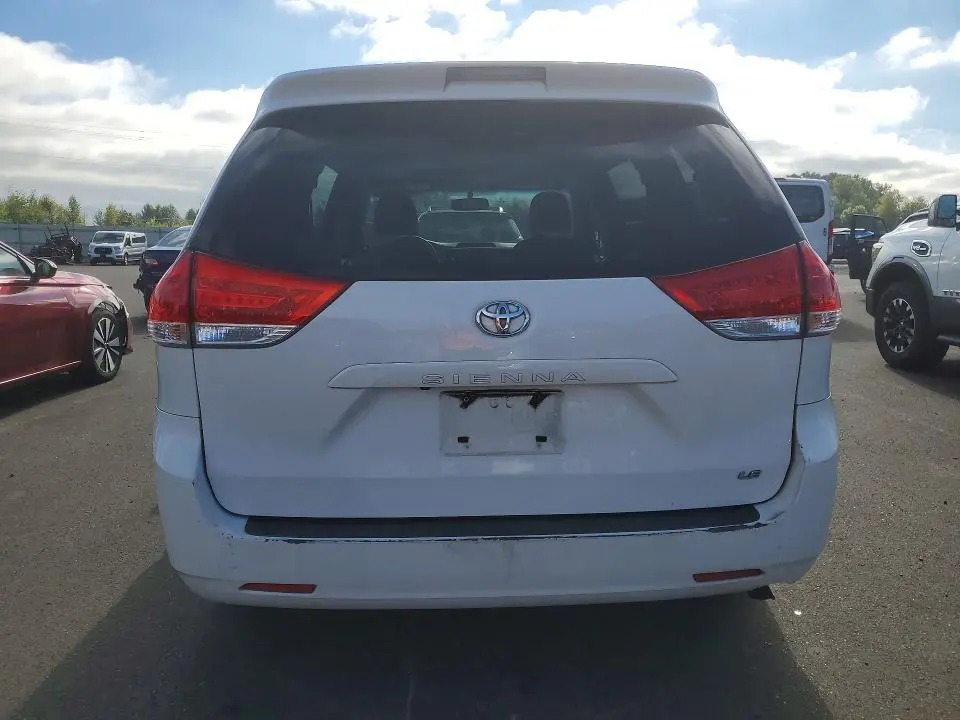 2012 TOYOTA SIENNA LE  