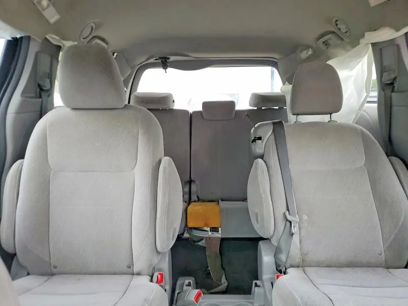 2017 TOYOTA SIENNA LE  